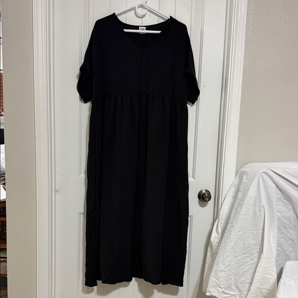 Relaxed Black V-Neck Maxi Dress